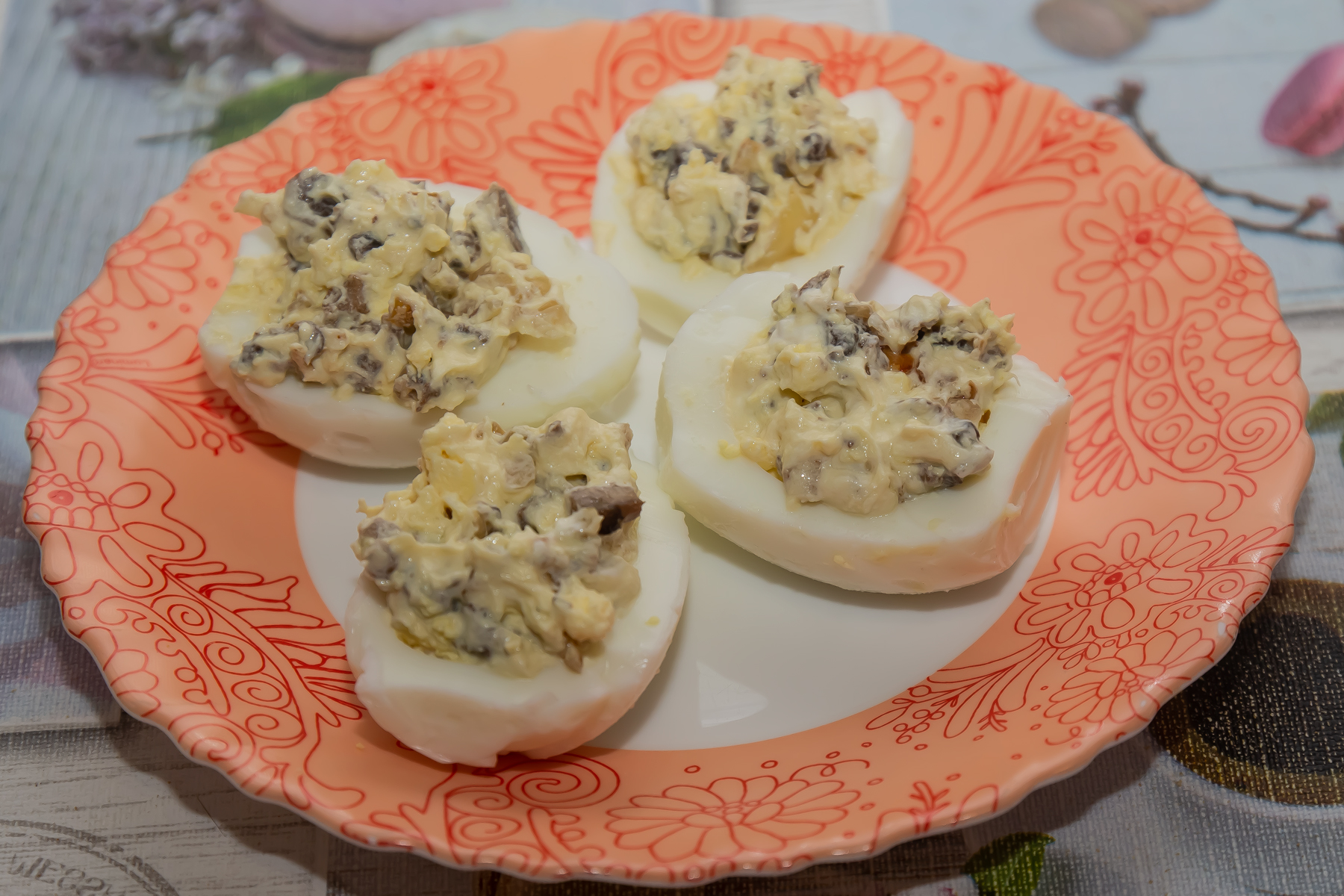 Яйца, фаршированные шампиньонами