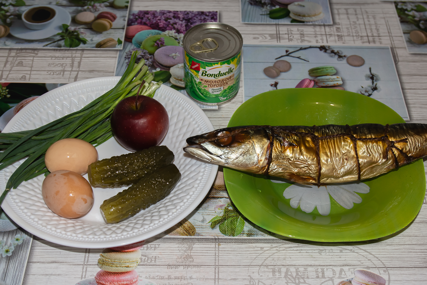 продукты для рецепта Салат из яиц и копченой скумбрии