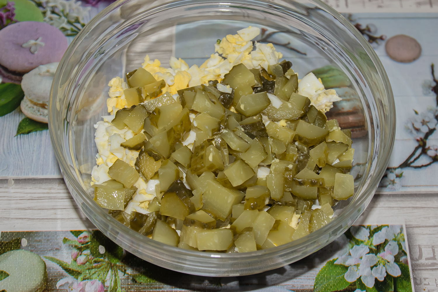 нарезанные продукты по рецепту Салат из яиц и копченой скумбрии