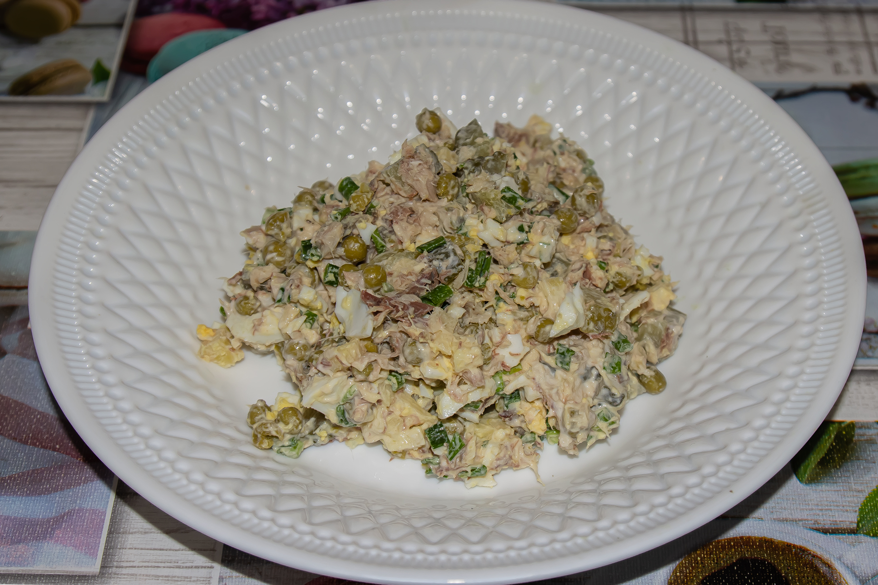 Салат из яиц и копченой скумбрии