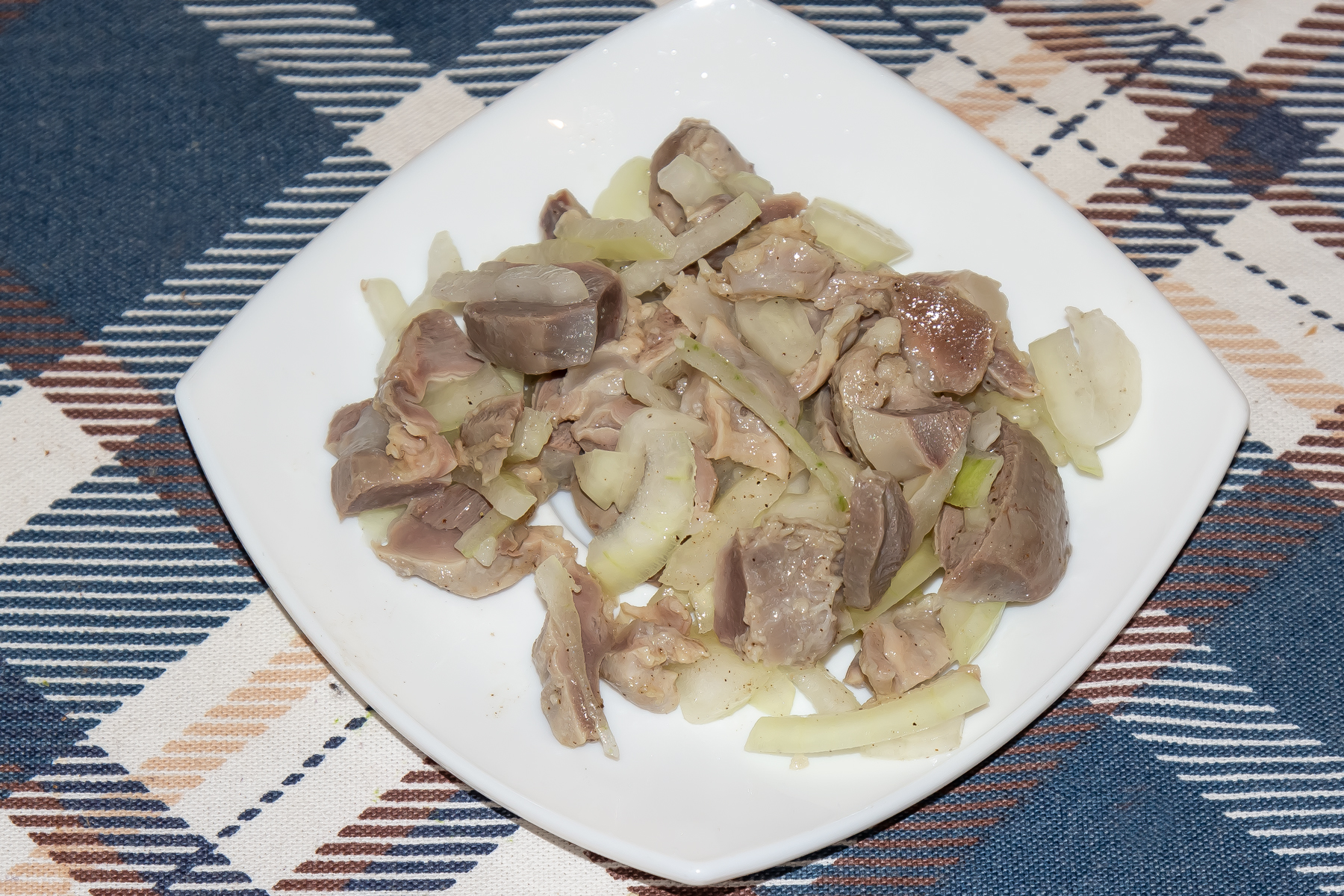 Салат с куриными желудками и луком