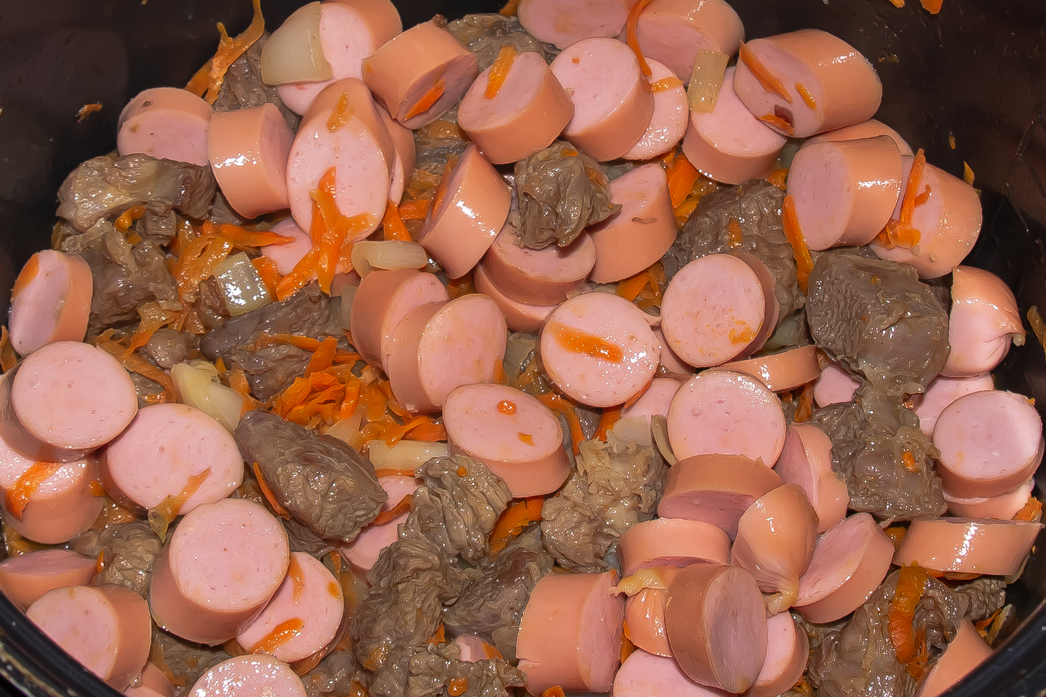 сосиски добавленные к мясу по рецепту Солянка из капусты с говядиной