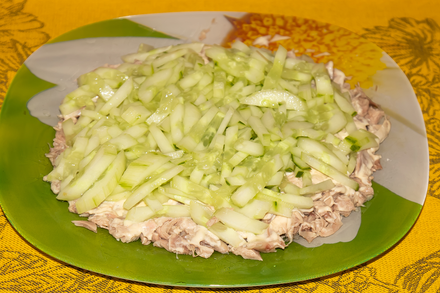 Второй слой огурцов  для рецепта Салат Муравейник