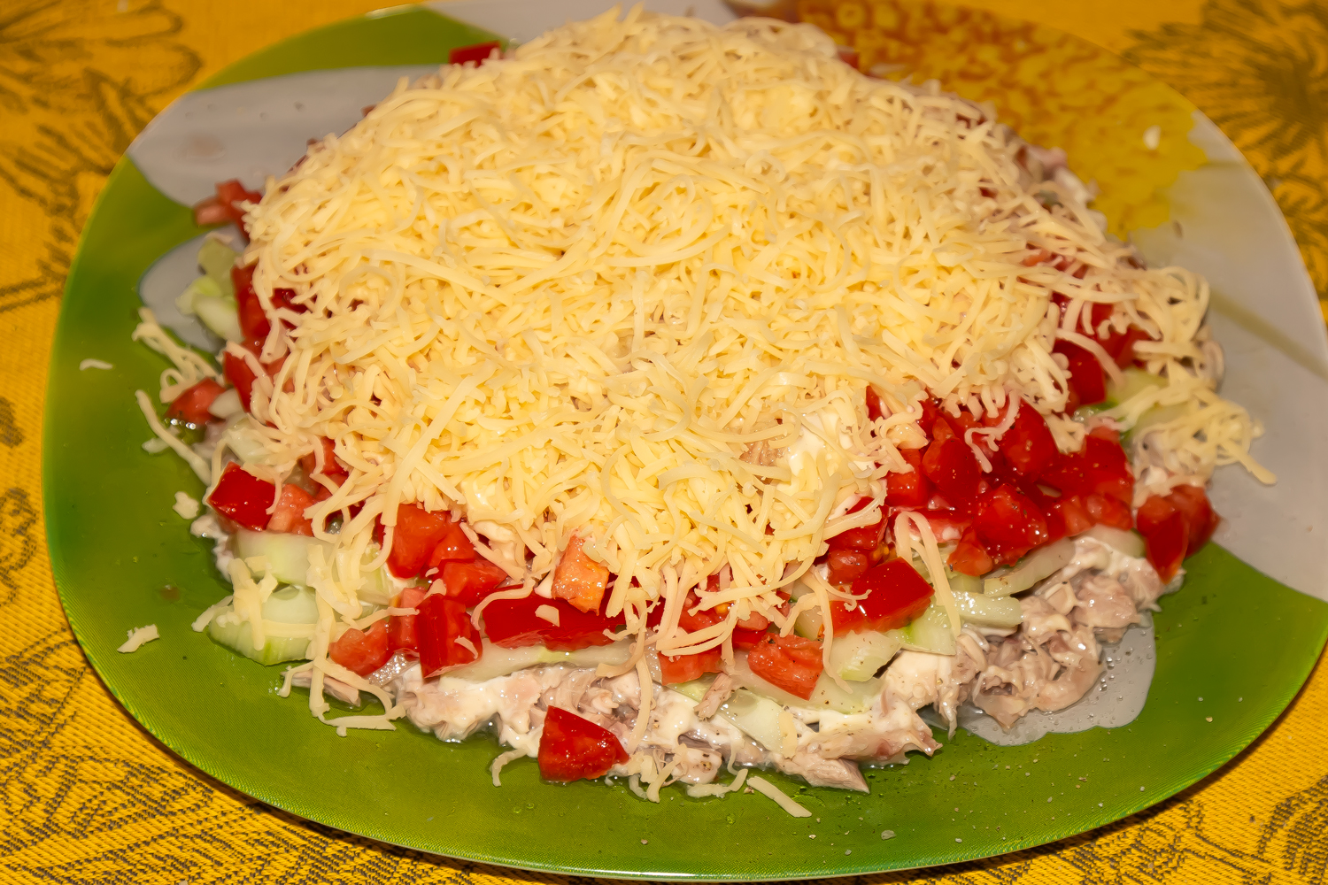 Четвертый слой из сыра  для рецепта Салат Муравейник