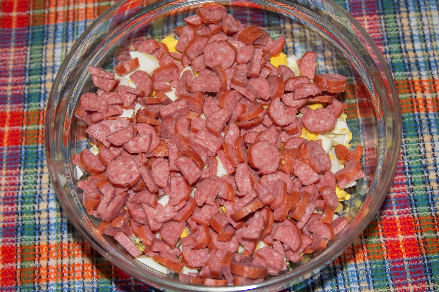 нарезанные колбаски по рецепту Салат с сухариками