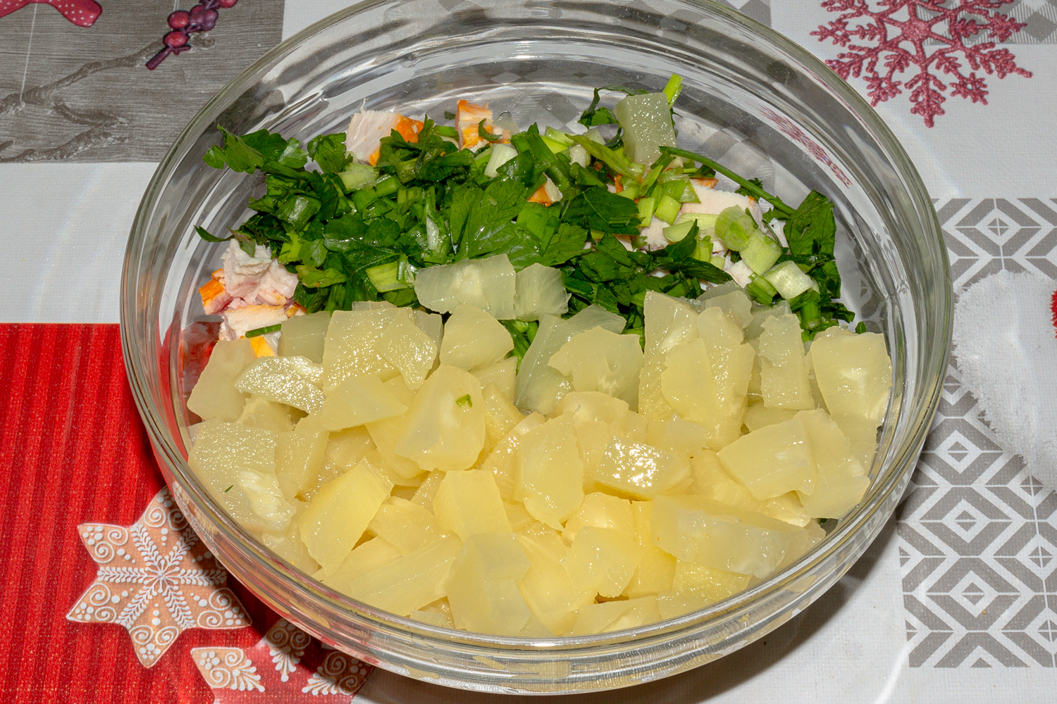 нарезанные продукты по рецепту Салат Курочка Ряба