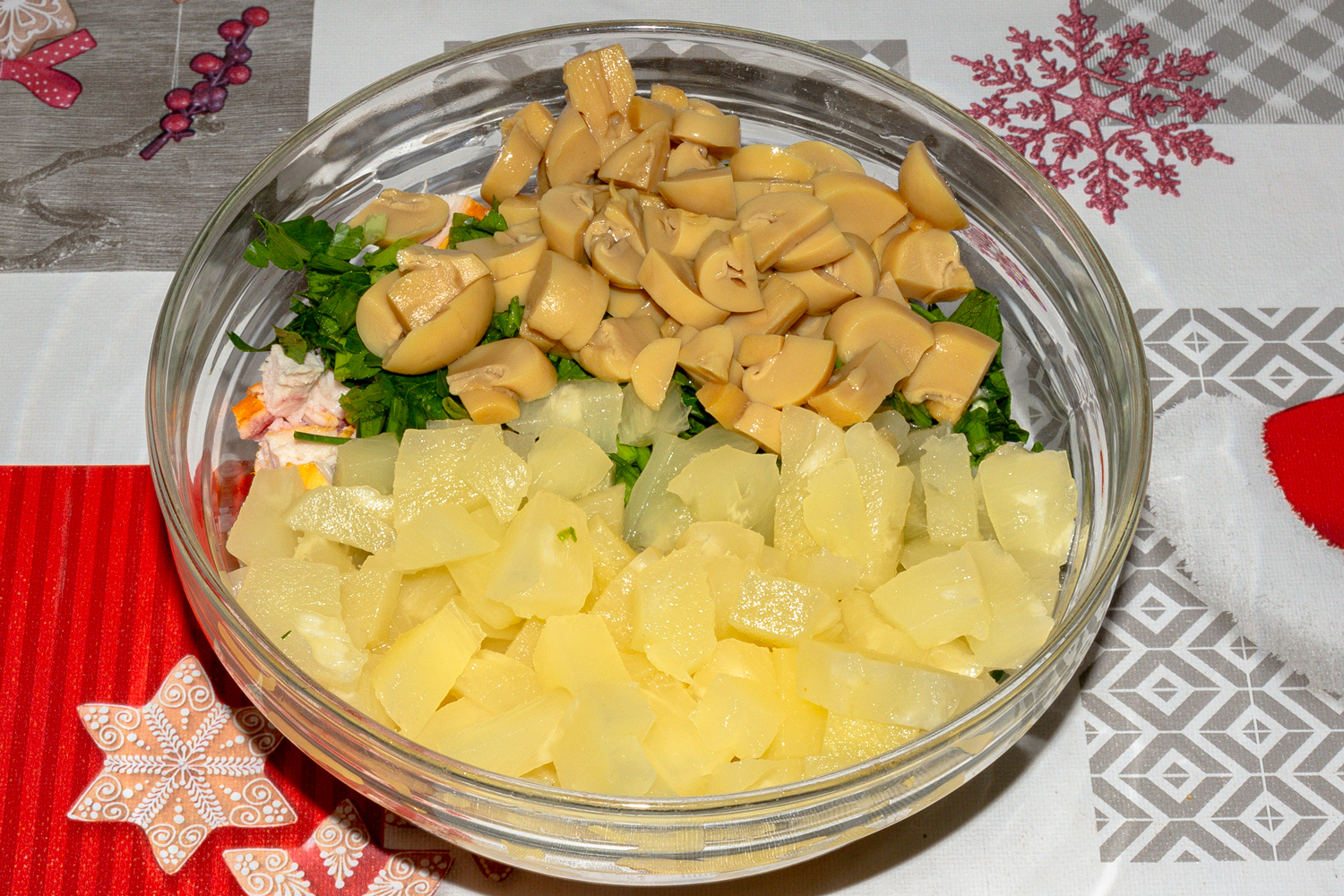 нарезанные грибы по рецепту Салат Курочка Ряба