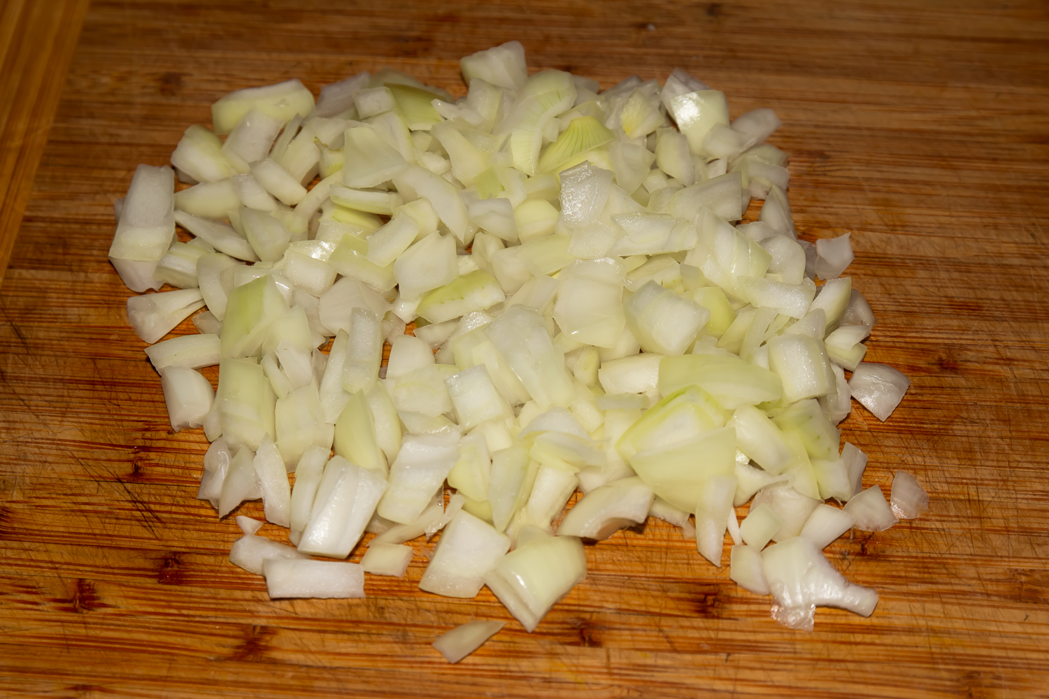 Репчатый лук нарезаем кубиками для рецепта Куриные желудки и сердечки, тушеные в томатном соусе