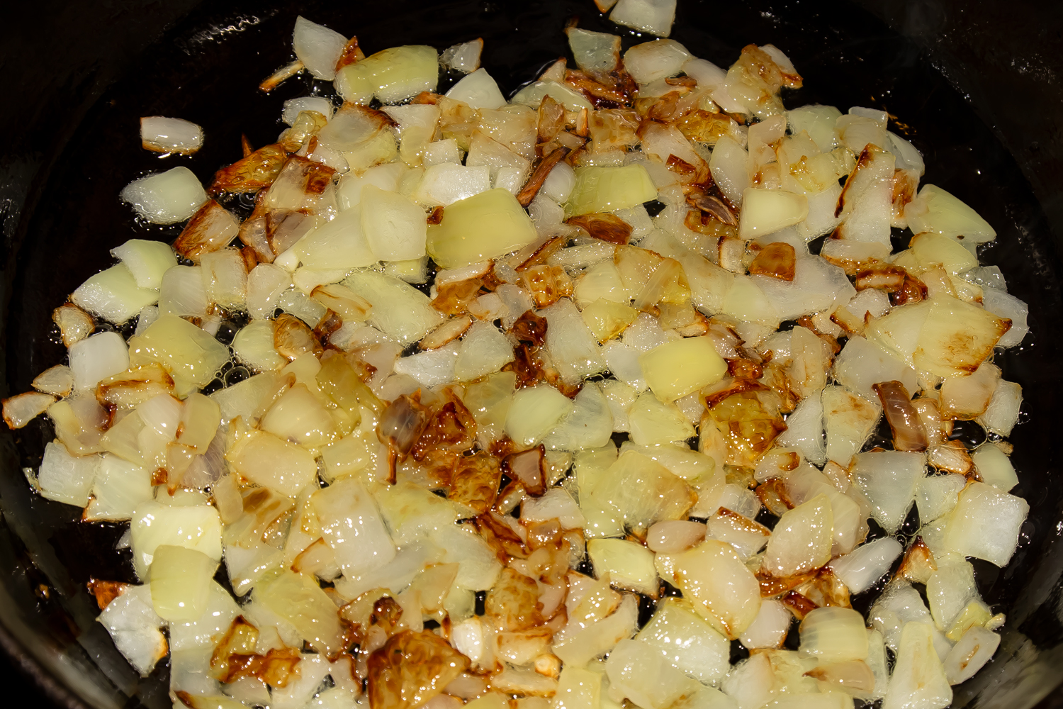 обжаренный лук по рецепту Куриные желудки и сердечки, тушенные в томатном соусе