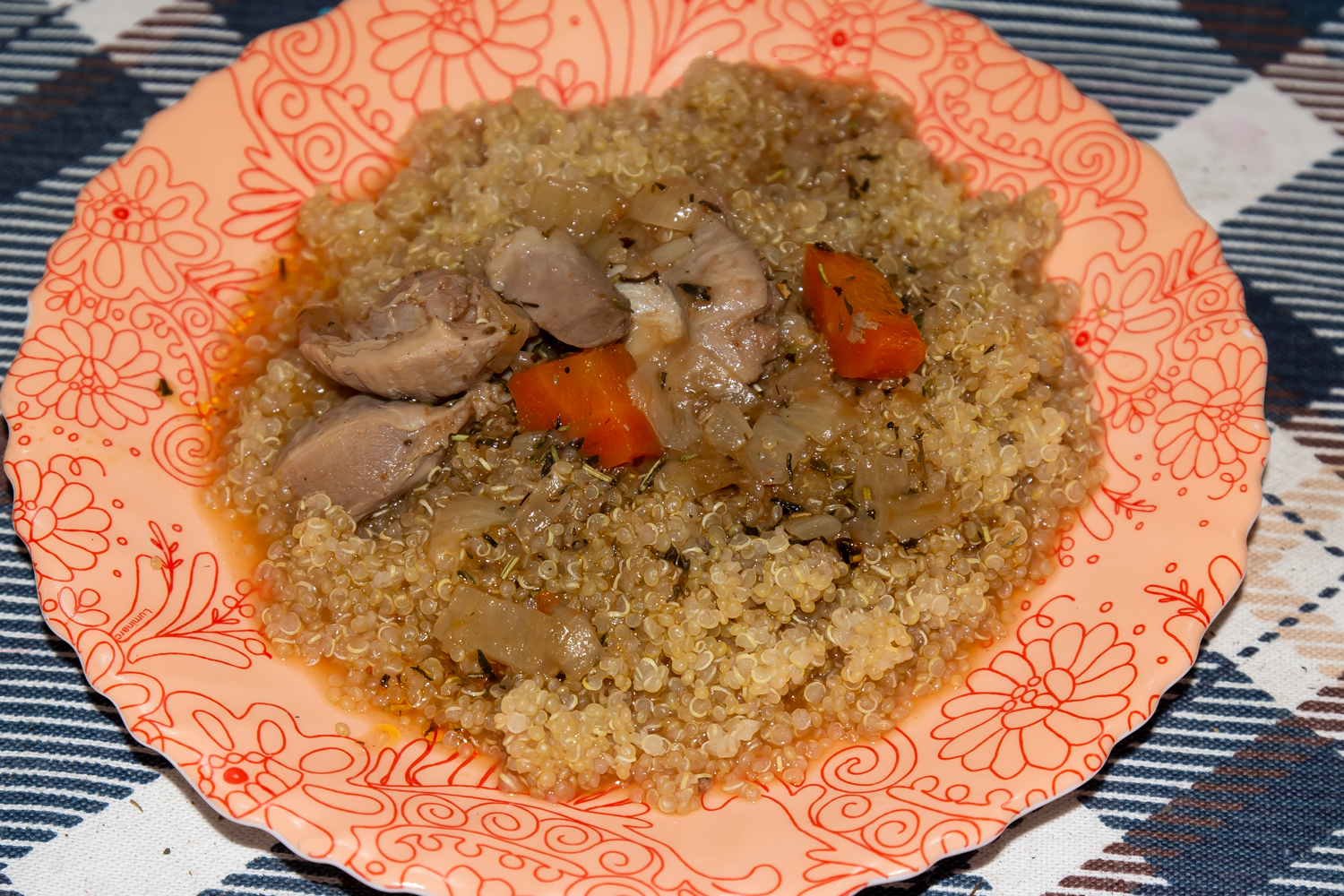 Куриные желудки и сердечки, тушенные в томатном соусе