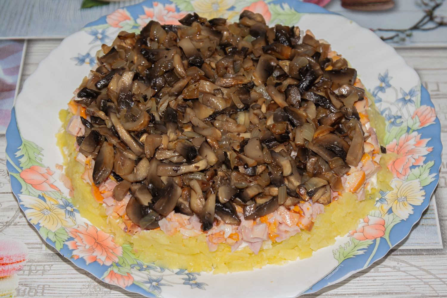 третий слой по рецепту Салат Любовница с морковью по-корейски и огурцом