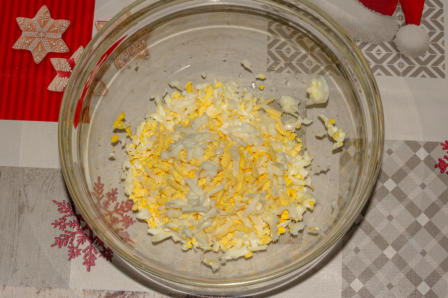 натертые яйца по рецепту Салат Дамский каприз с копченой курицей и морковью по-корейски