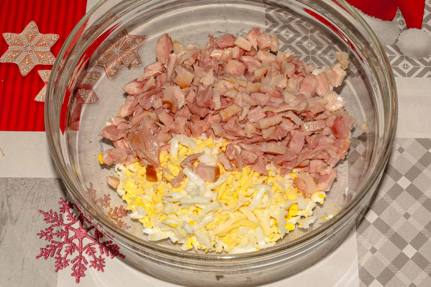 нарезанная курица по рецепту Салат Дамский каприз с копченой курицей и морковью по-корейски