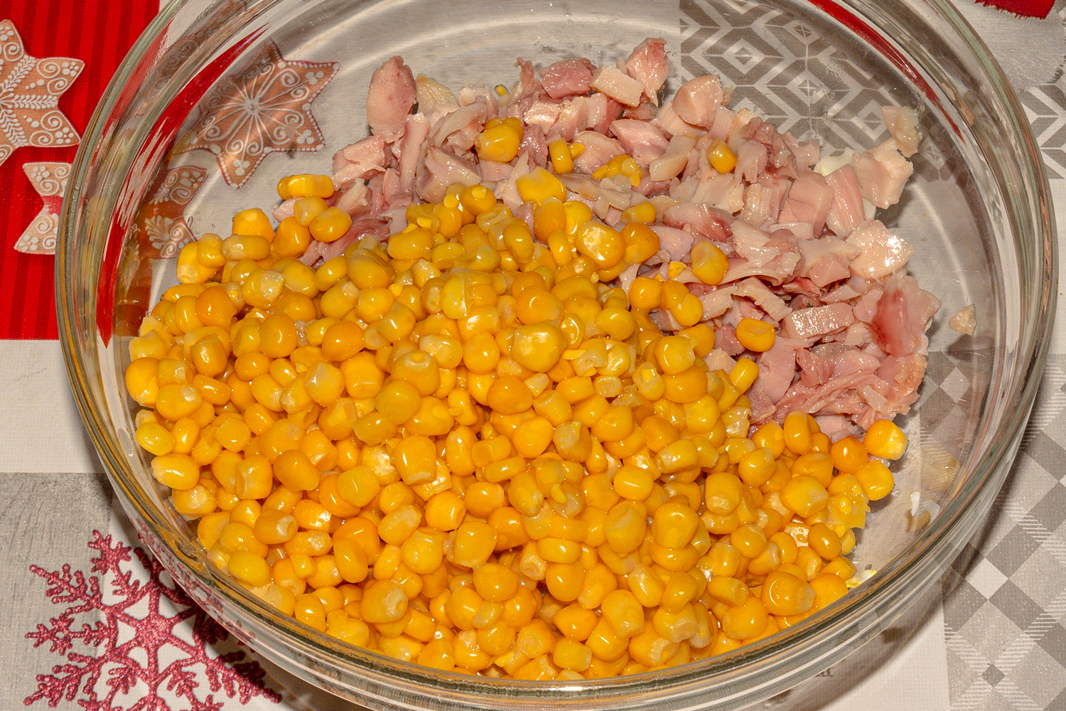 кукуруза для рецепта Салат Дамский каприз с копченой курицей и морковью по-корейски