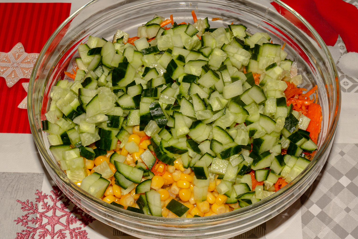 нарезанный огурец по рецепту Салат Дамский каприз с копченой курицей и морковью по-корейски