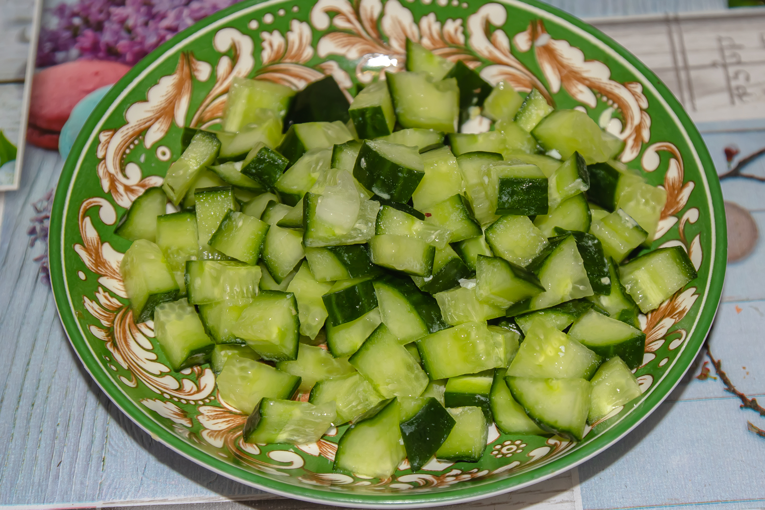 нарезанные огурцы по рецепту Салат Дамский каприз с ветчиной и черносливом 