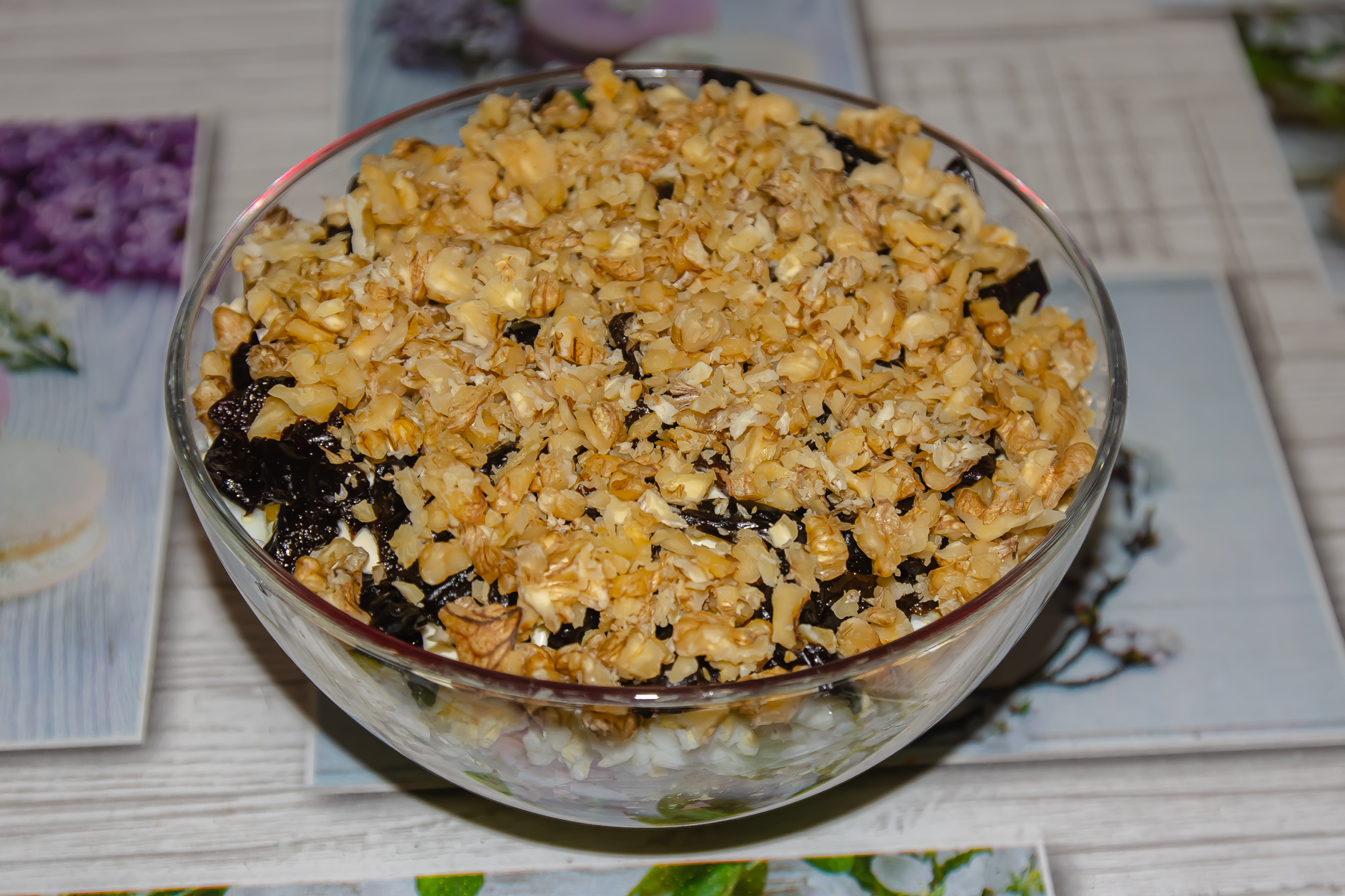 Салат "Дамский каприз" с ветчиной и черносливом