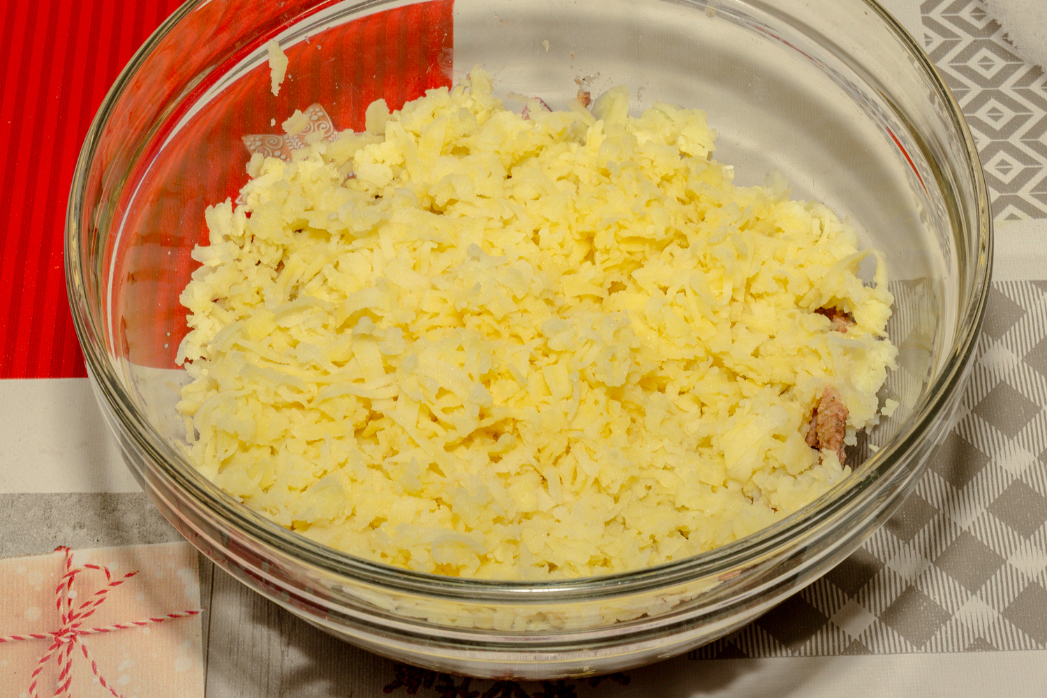 выложенный картофель по рецепту Салат Дамский каприз с сайрой