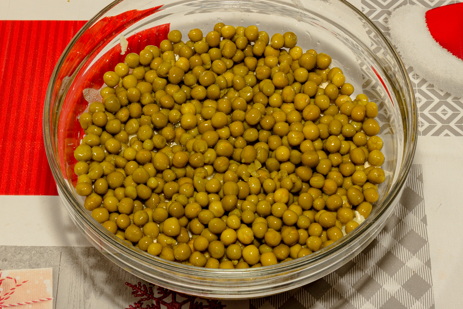 слой из горошка по рецепту Салат Дамский каприз с сайрой