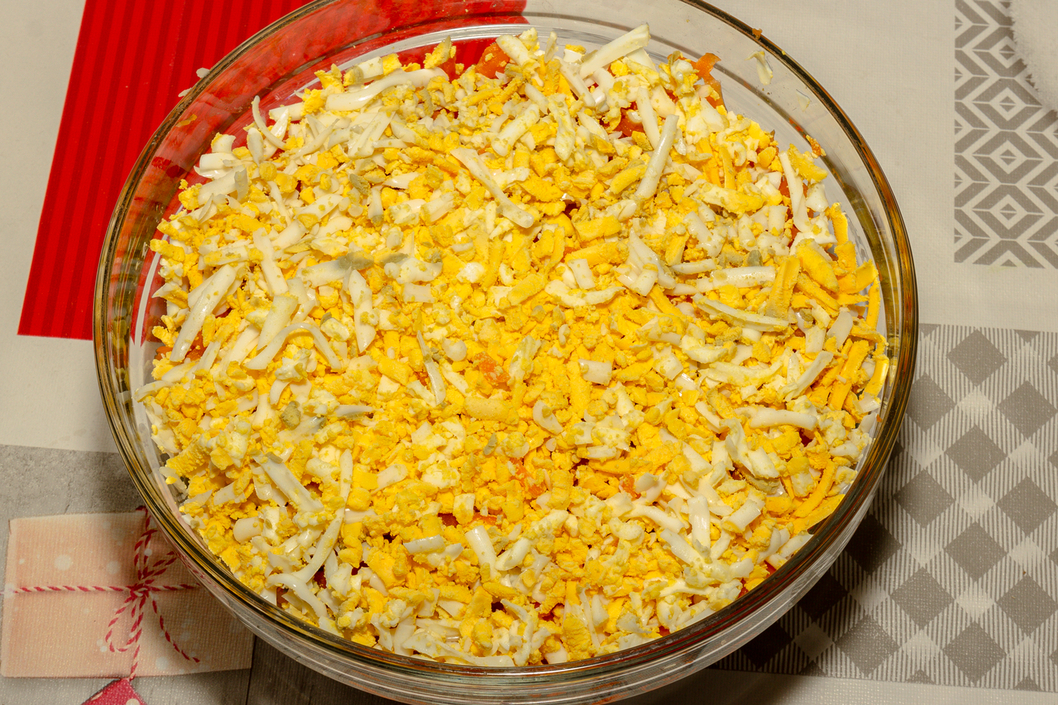 слой из яйца по рецепту Салат Дамский каприз с сайрой