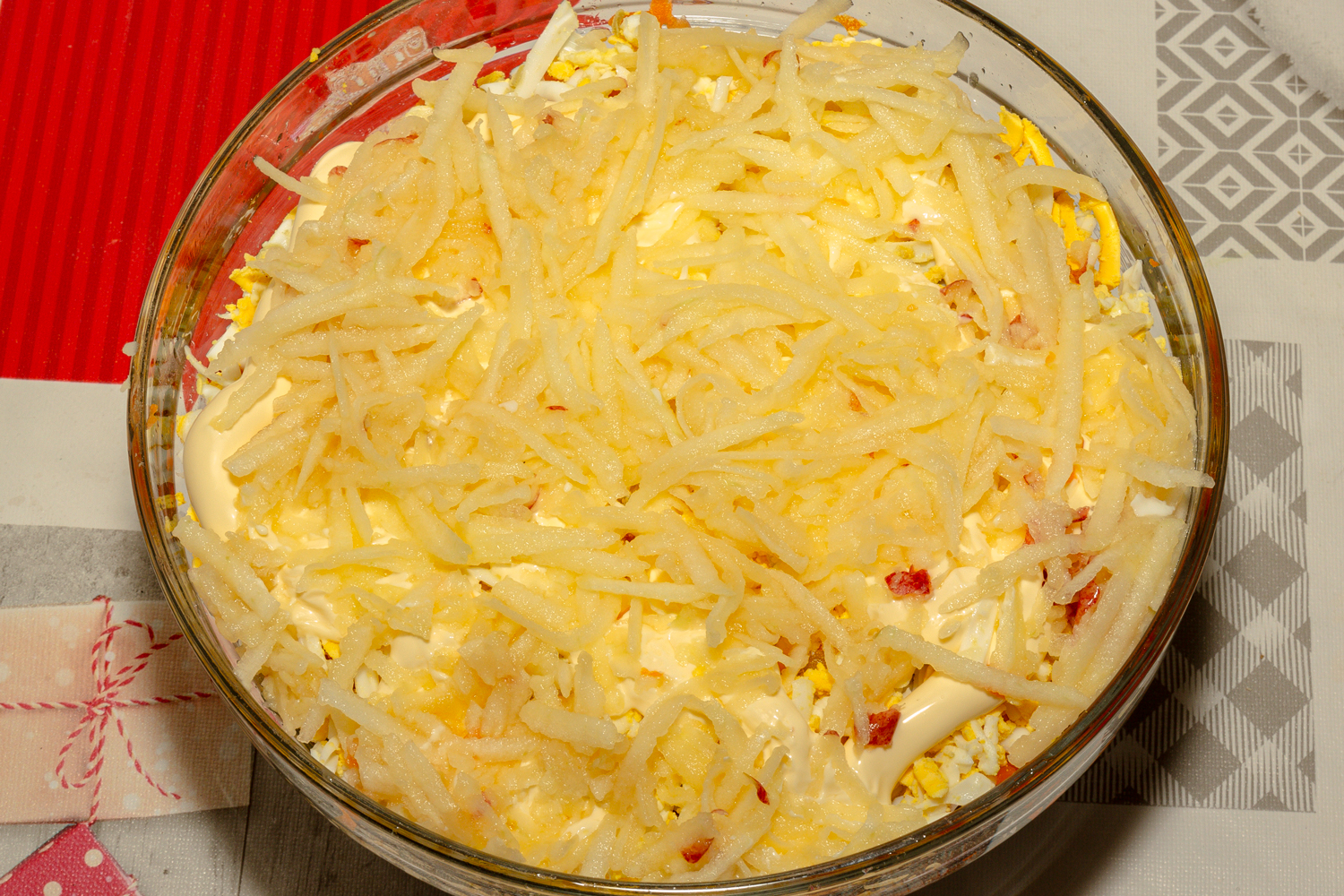 слой из яблок по рецепту Салат Дамский каприз с сайрой