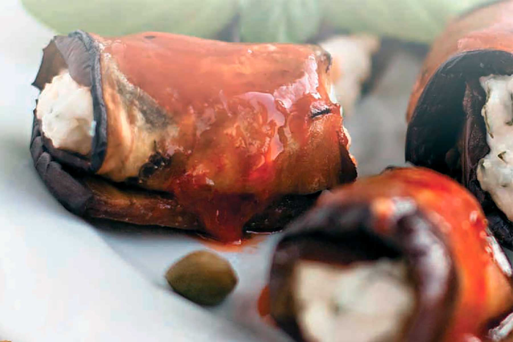 Рулетики из баклажанов с сыром сулугуни, перцем чили и грецкими орехами