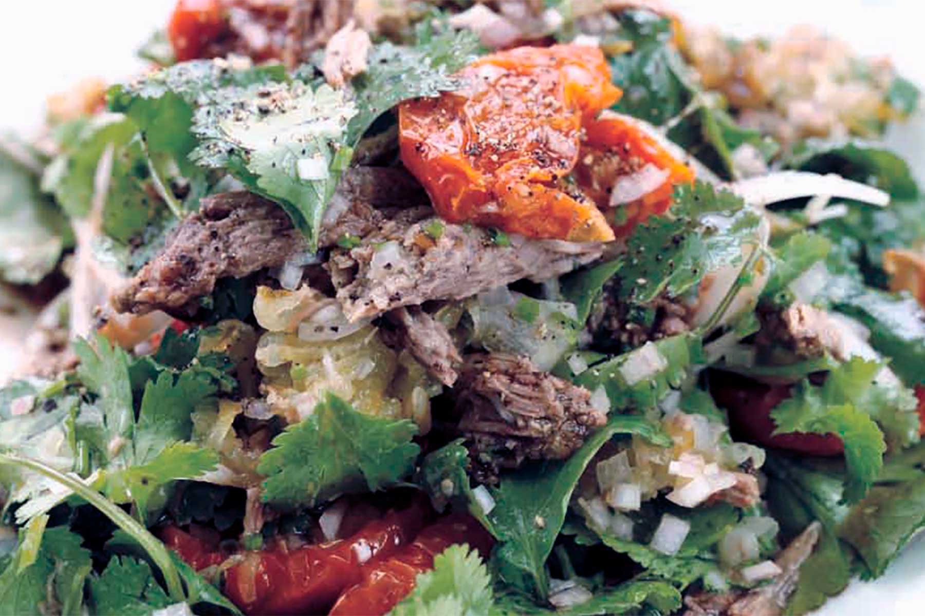 Салат из телятины, соленых огурцов и кинзы с телячьим сочком