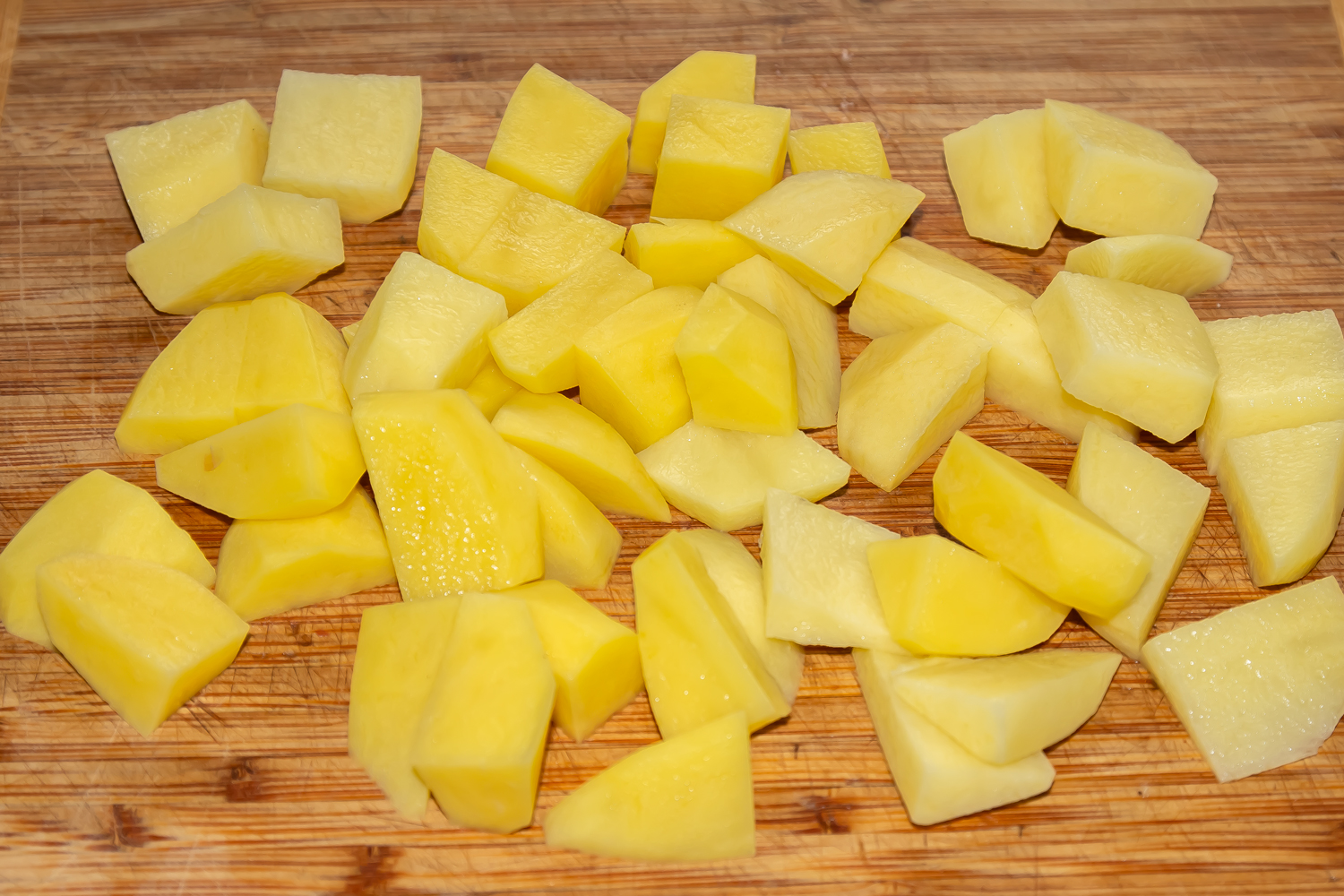 нарезанный картофель по рецепту Оджахури из свинины