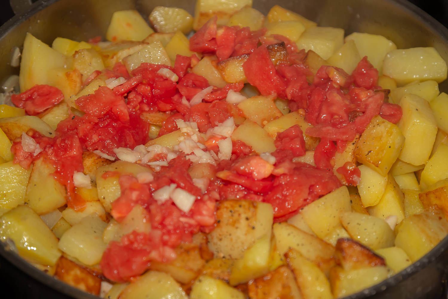 помидоры выложенные на картофель по рецепту Оджахури из свинины