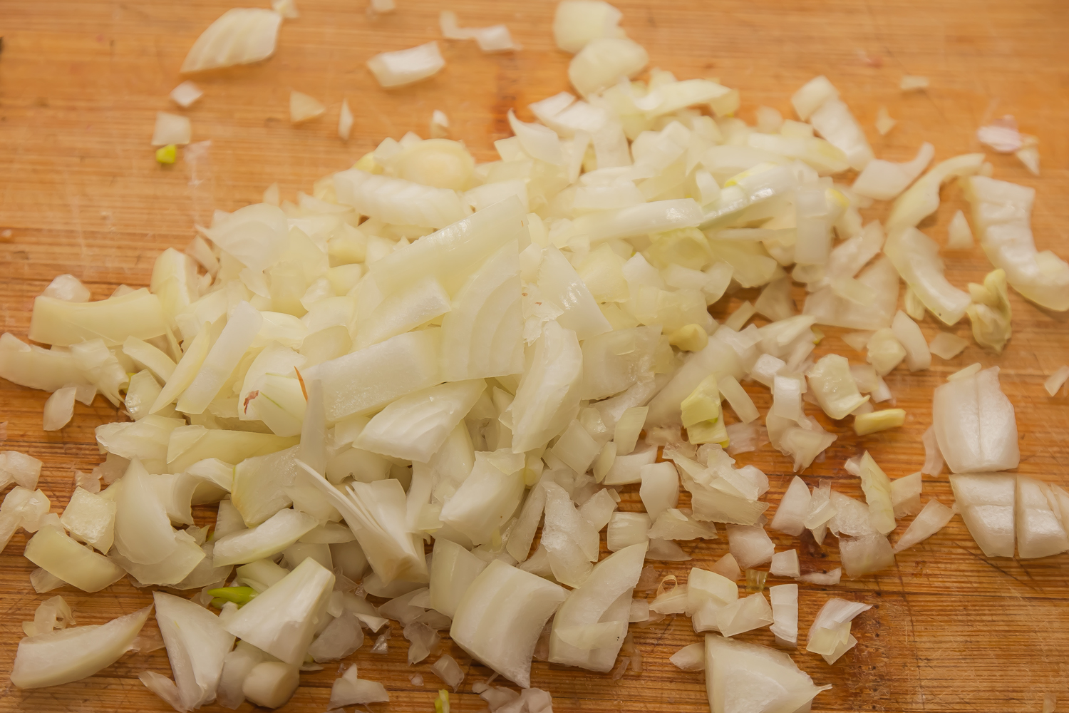 нарезанный лук по рецепту Куриные желудки по-грузински