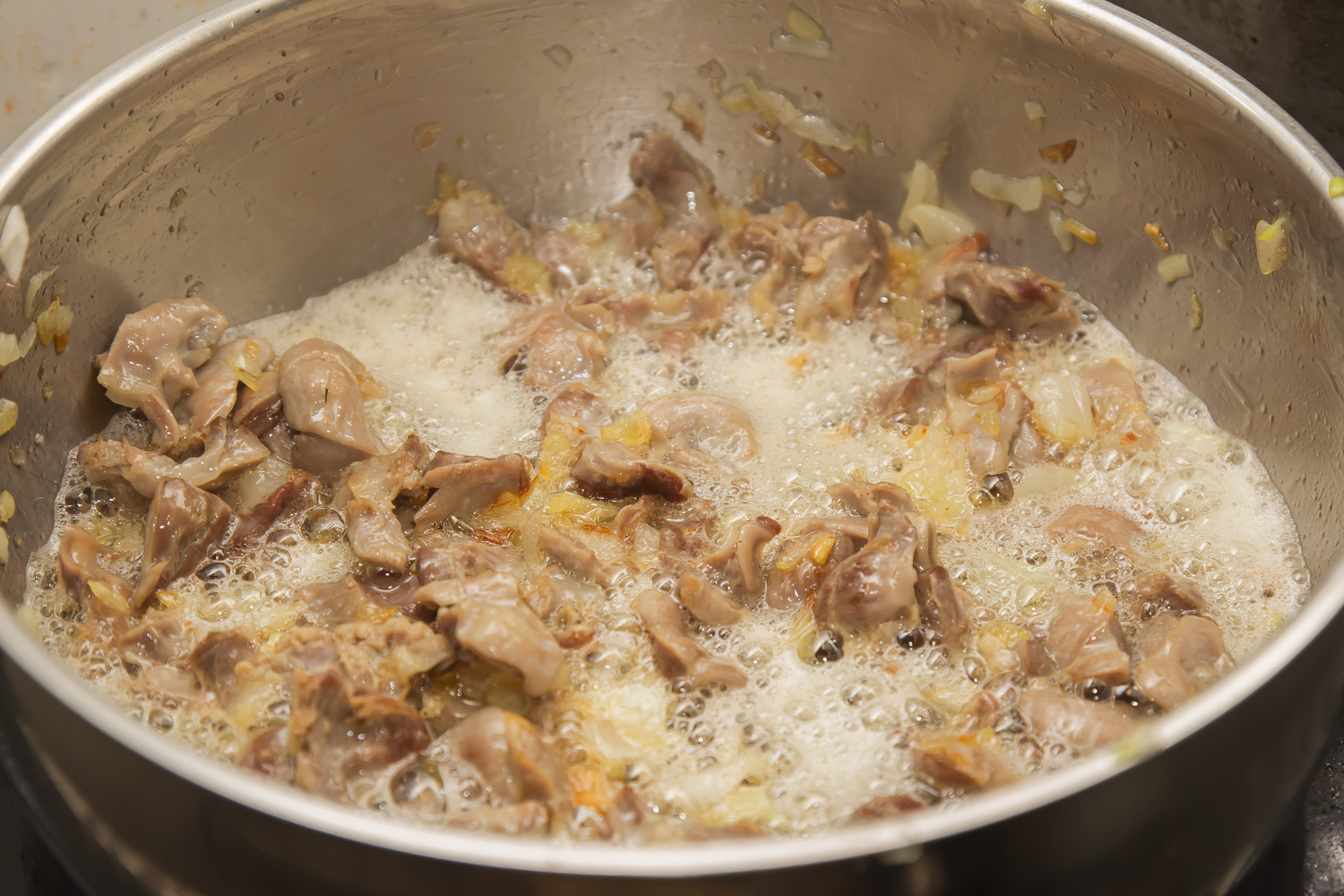 обжаренные желудки и лук по рецепту Куриные желудки по-грузински