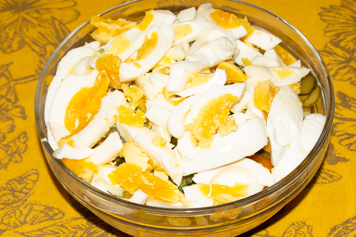 нарезанные яйца по рецепту Американский картофельный салат 