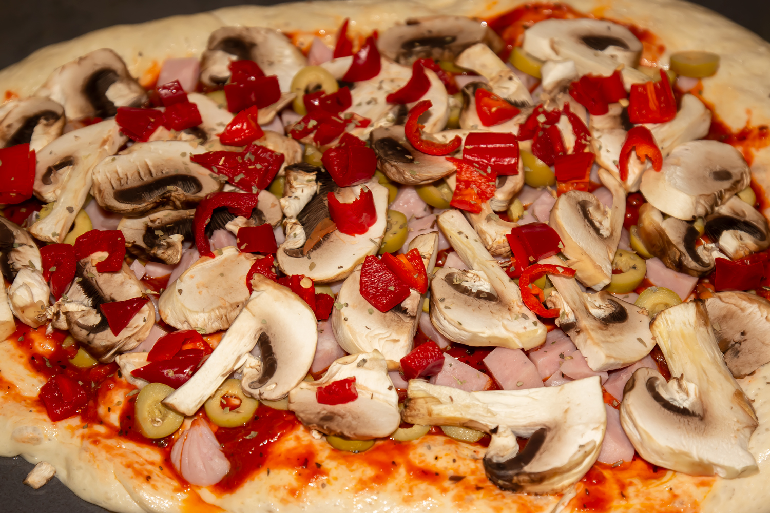все ингредиенты на основе по рецепту Пицца с ветчиной и грибами 