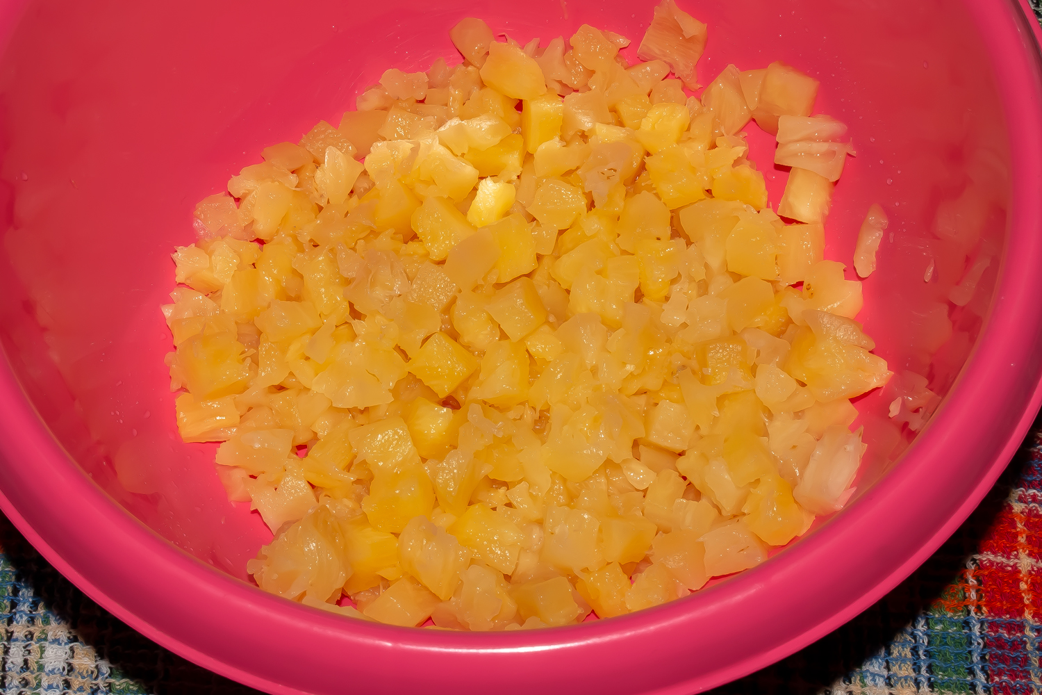 нарезанный ананас по рецепту Салат с копченой курицей и ананасами 