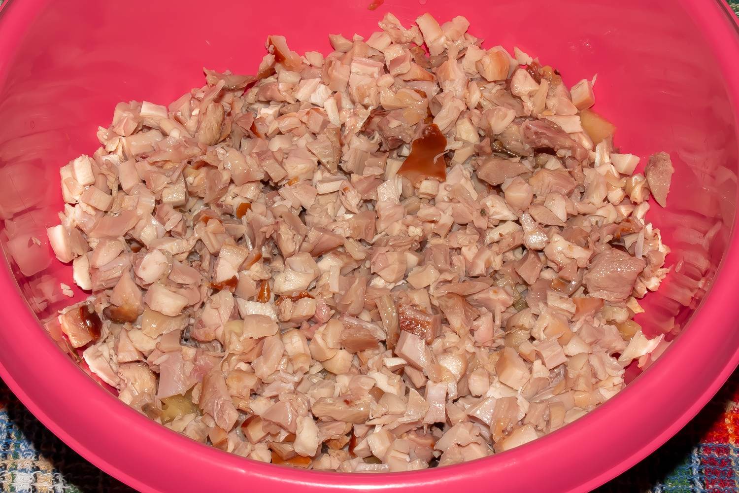 нарезанное мясо по рецепту Салат с копченой курицей и ананасами 