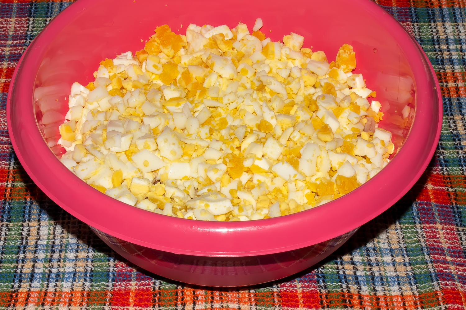 нарезанные яйца по рецепту Салат с копченой курицей и ананасами 