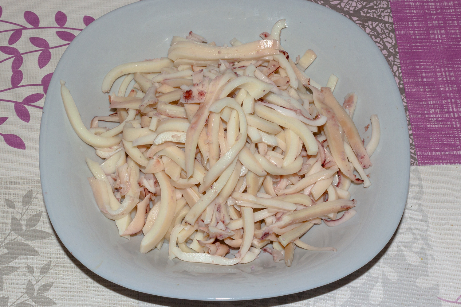 нарезанные кальмары по рецепту Салат Мартовский