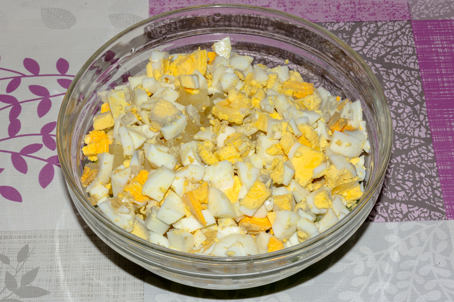 нарезанные яйца по рецепту Салат Мартовский