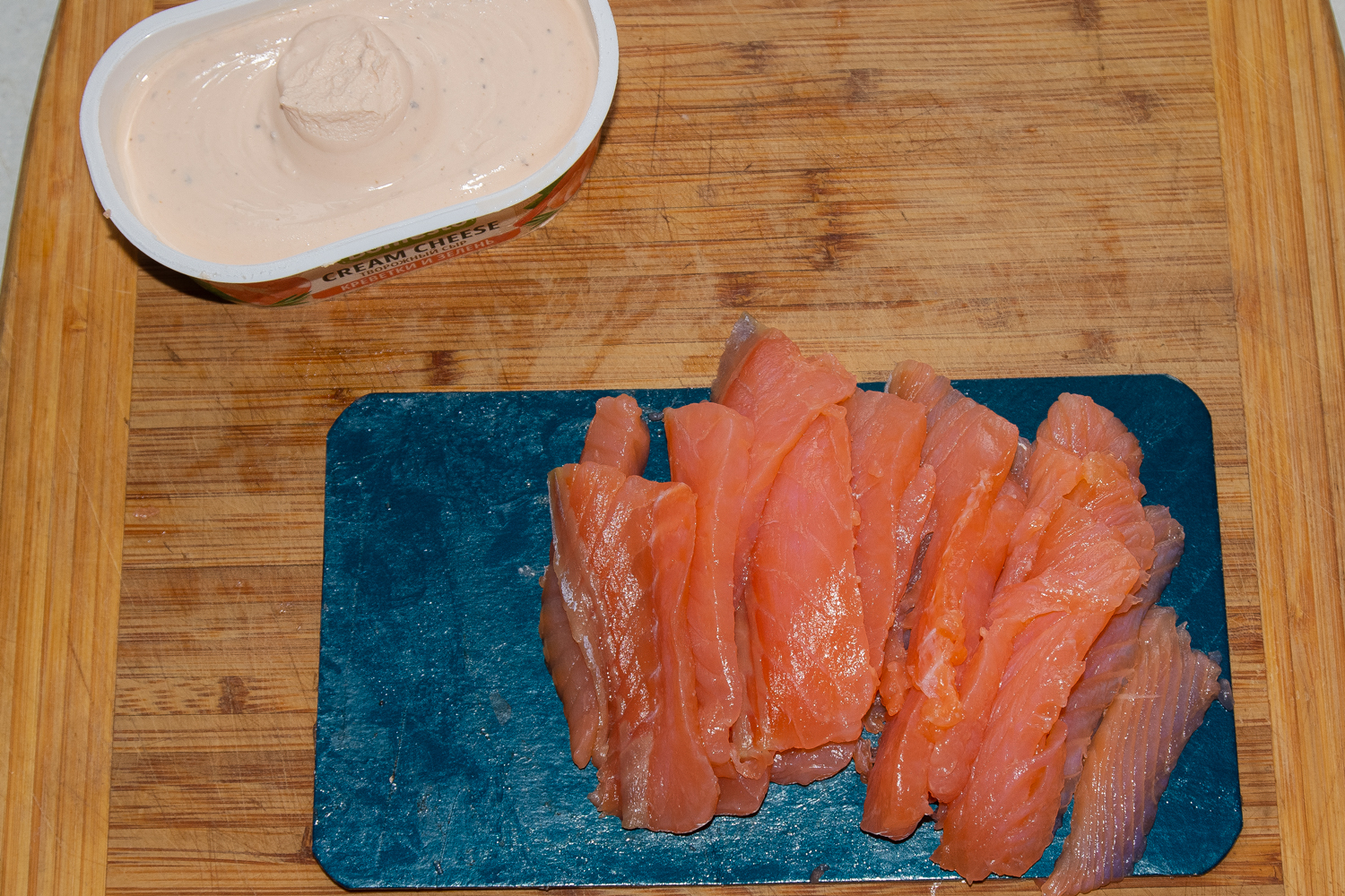 нарезаем красную рыбу семгу ломтиками для рецепта Блины с красной рыбой и творожным сыром 