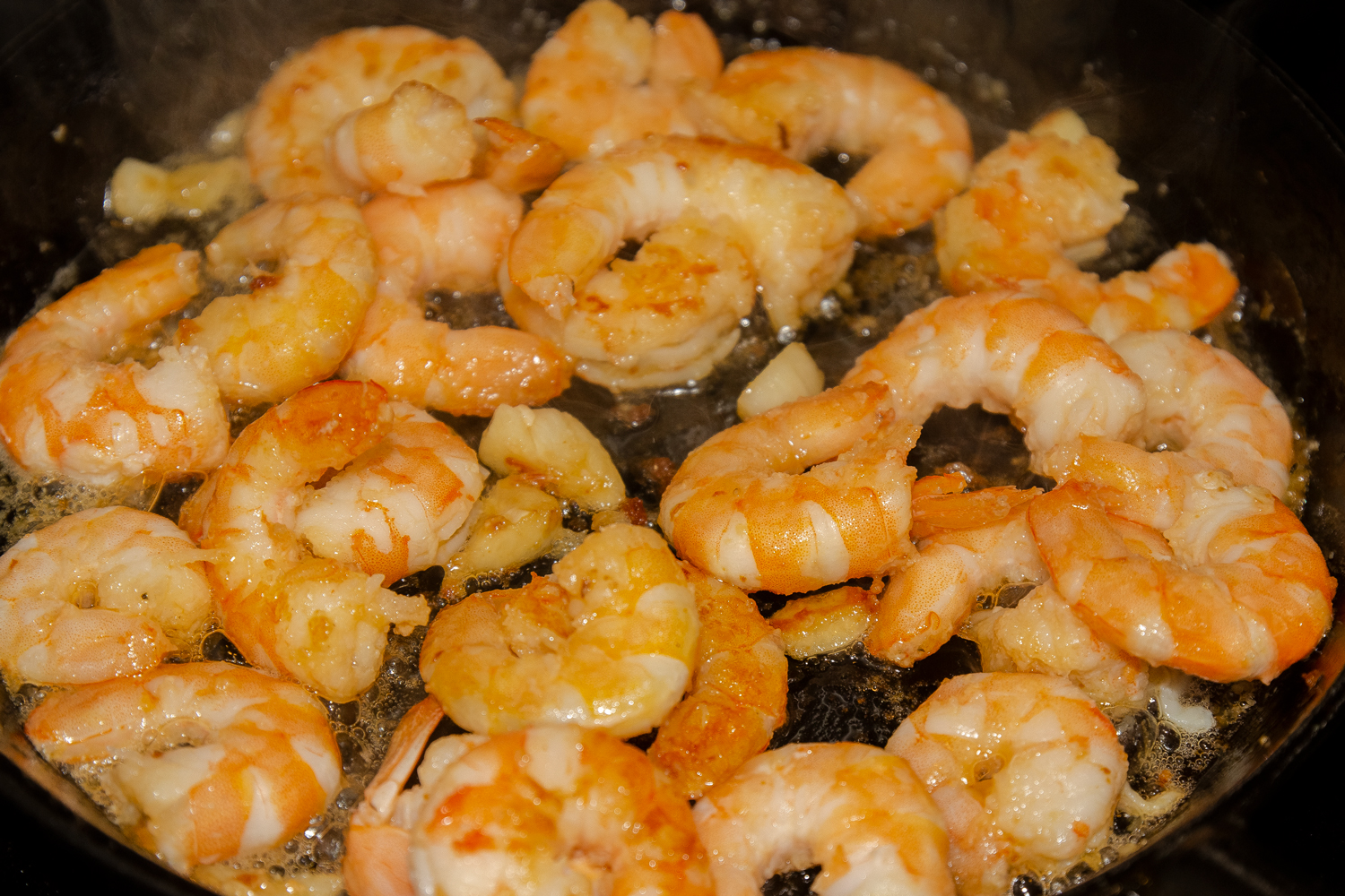 Обжаренные креветки для рецепта салат с авокадо и креветками Обжарить креветки для рецепта салат с авокадо и креветками