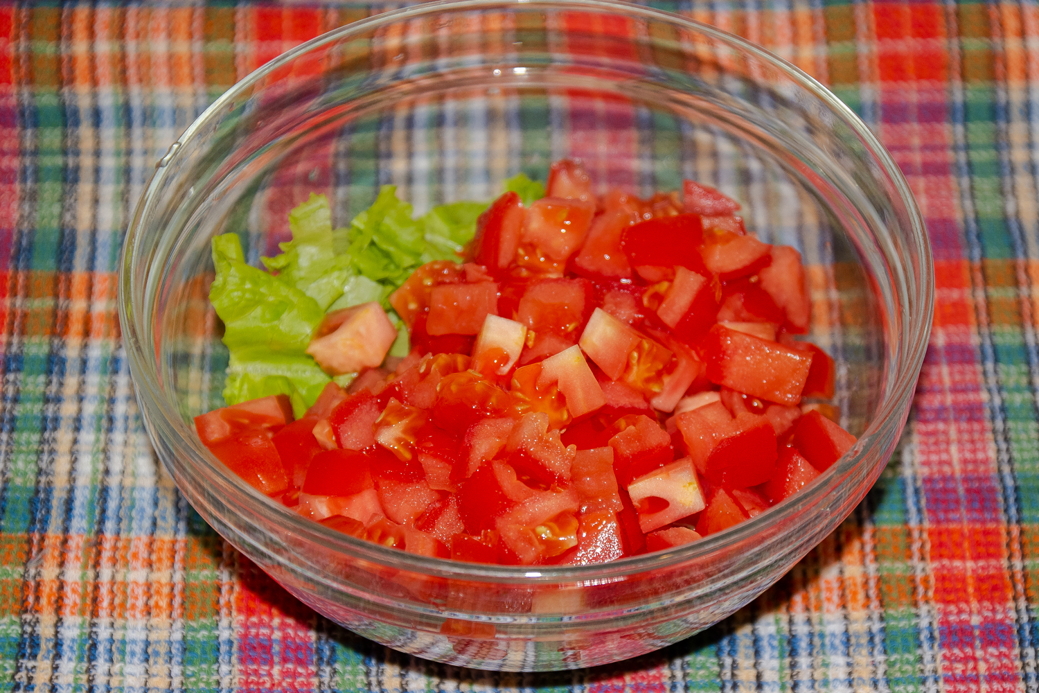 Листья салата и помидоры измельчить для рецепта салат с авокадо и креветками
