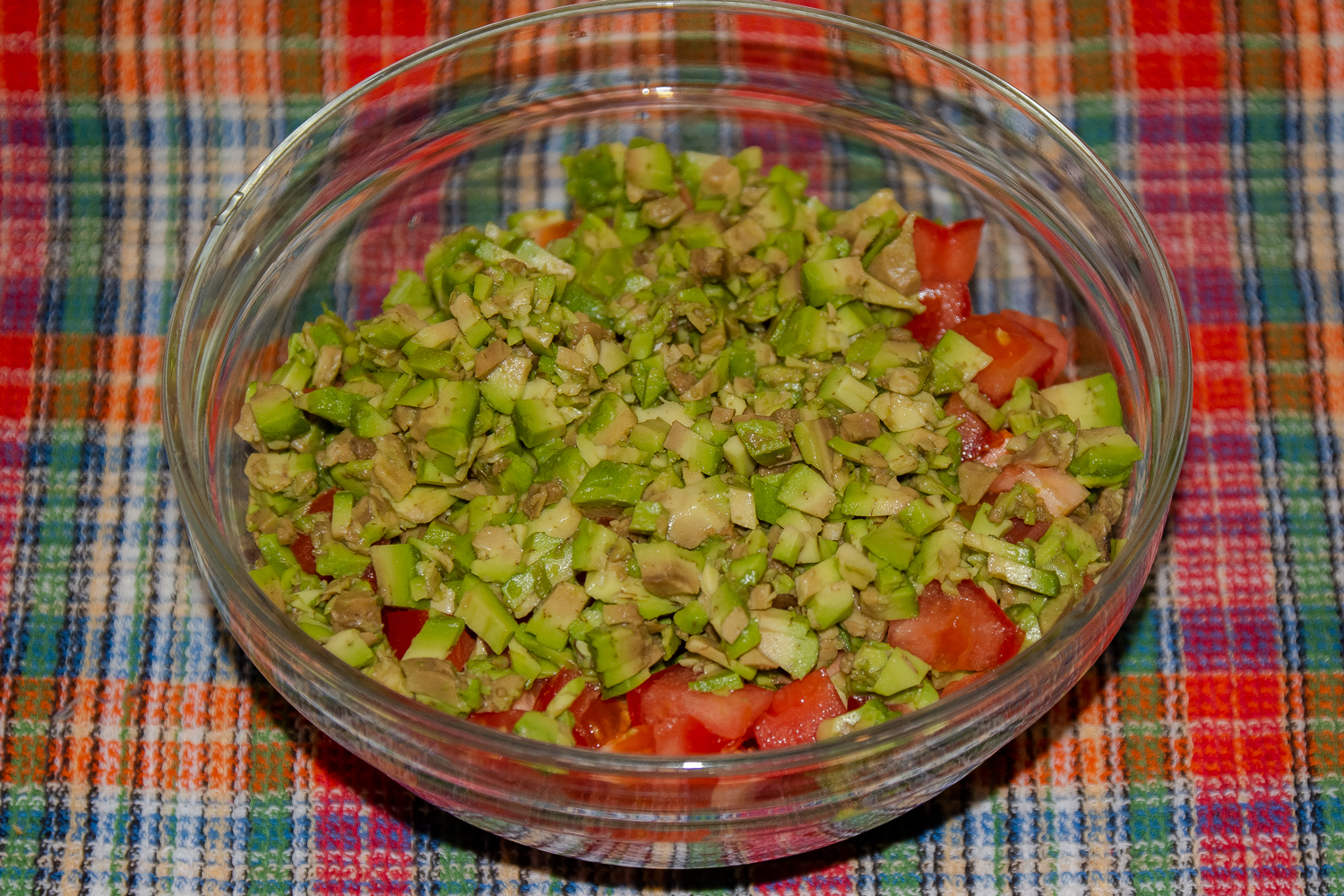 Нарезать кубиками авокадо для рецепта салат с авокадо и креветками