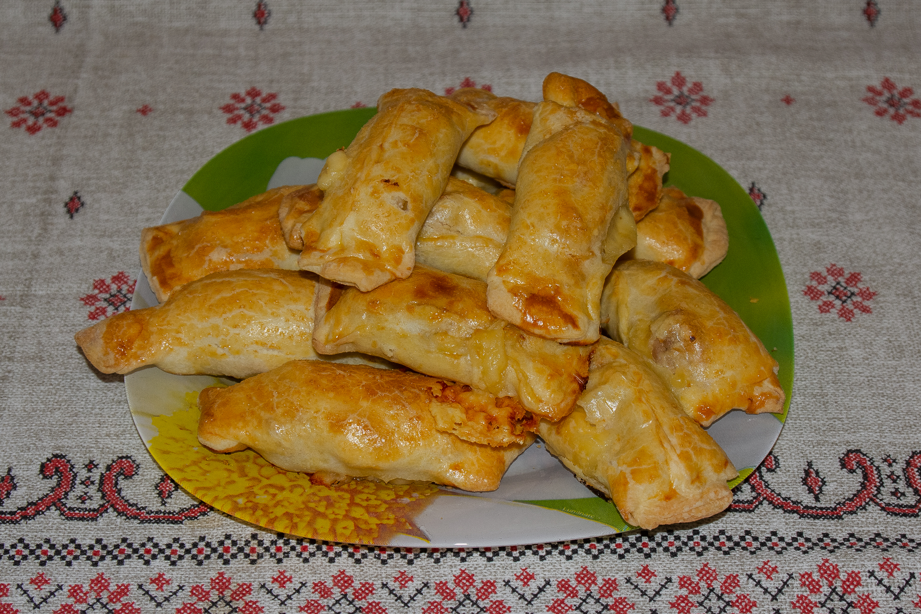 Куриное филе в слоеном тесте