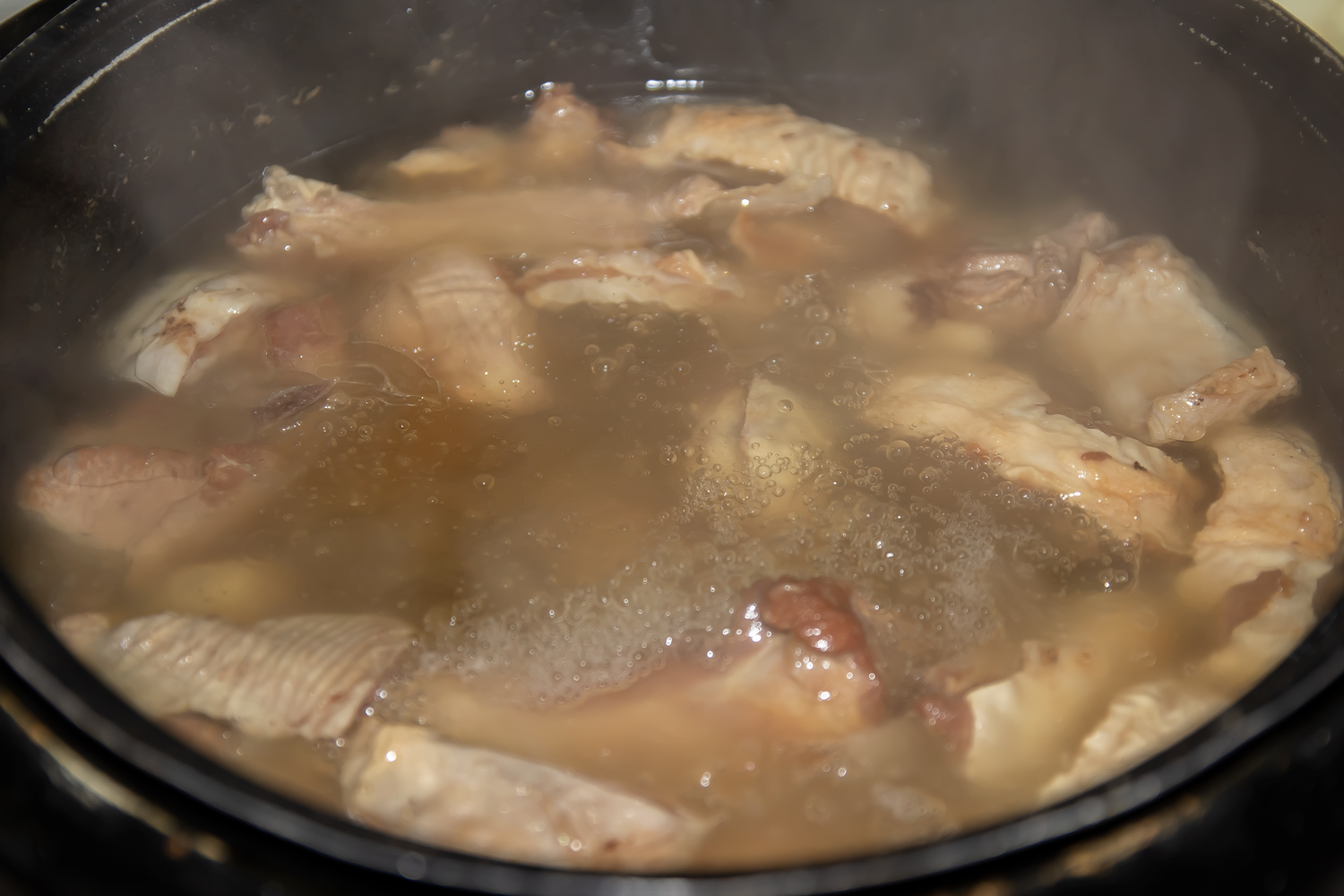 Варить бульон из бараньих ребрышек  для рецепта суп с бараньими ребрышками и чечевицей