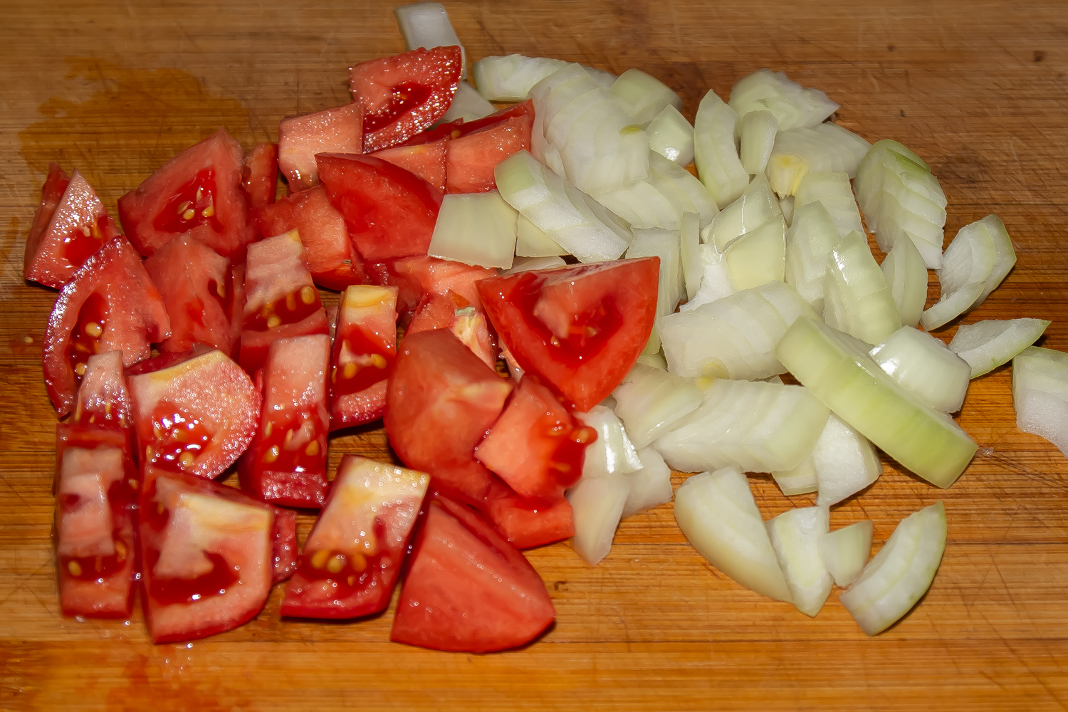 Нарезать кубиками лук и помидоры  для рецепта суп с бараньими ребрышками и чечевицей