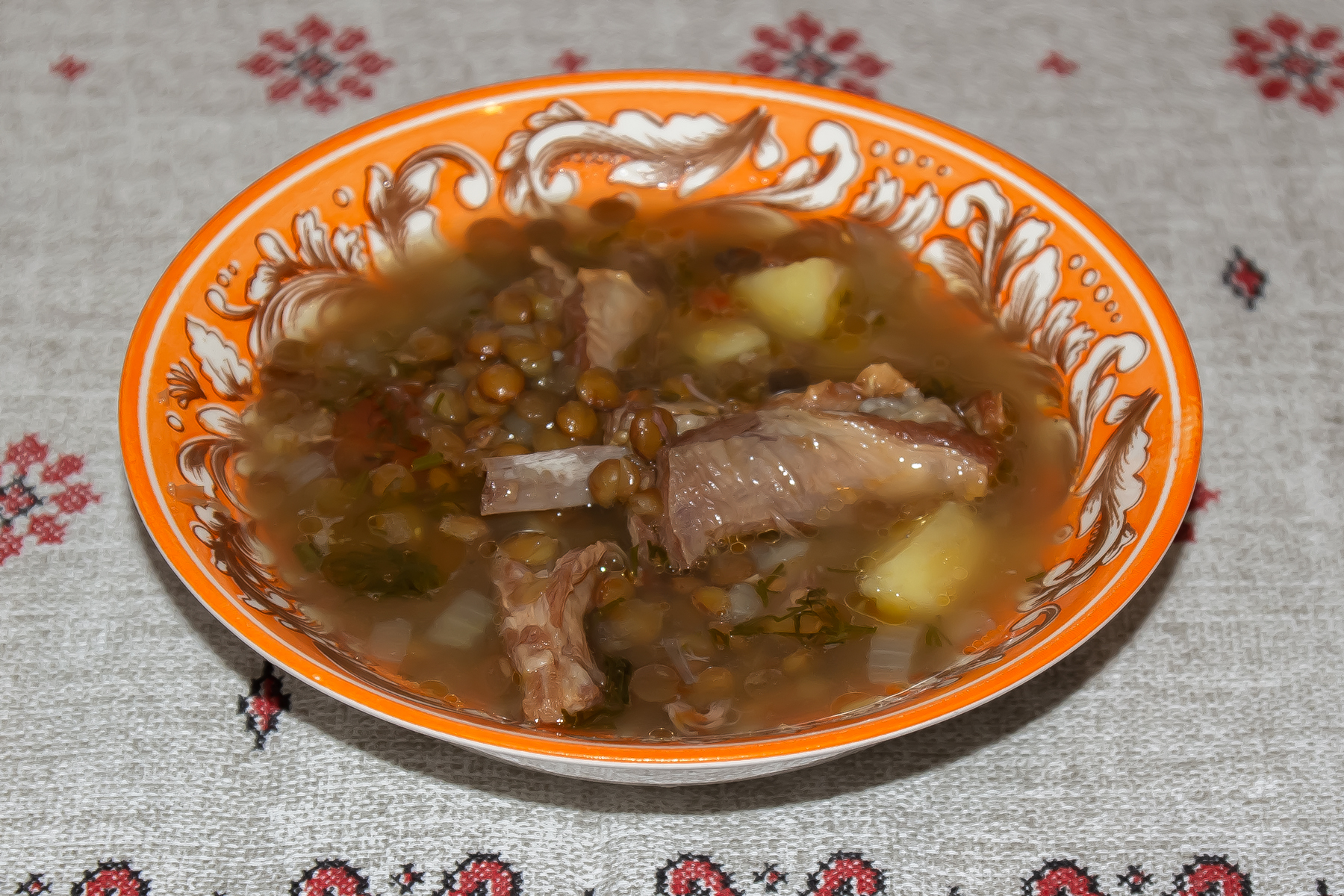 Фото к рецепту Суп с бараньими ребрышками и чечевицей Суп с бараньими ребрышками и чечевицей