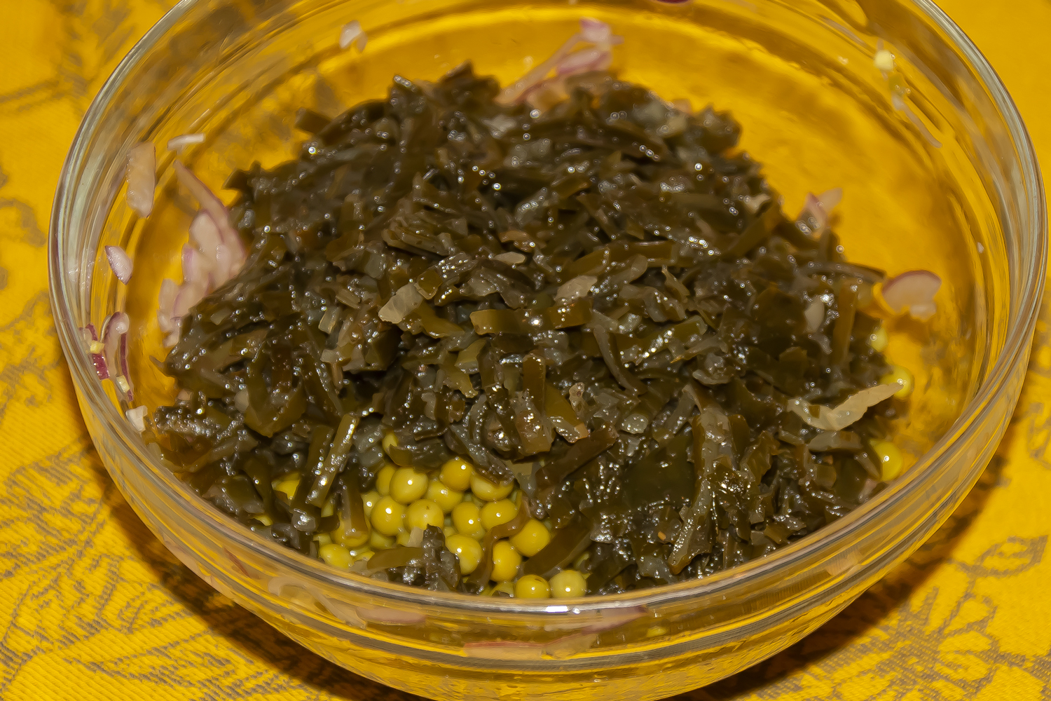 Маринованная морская капуста и консервированный зеленый горошек  для рецепта Салат Славянский с морской капустой