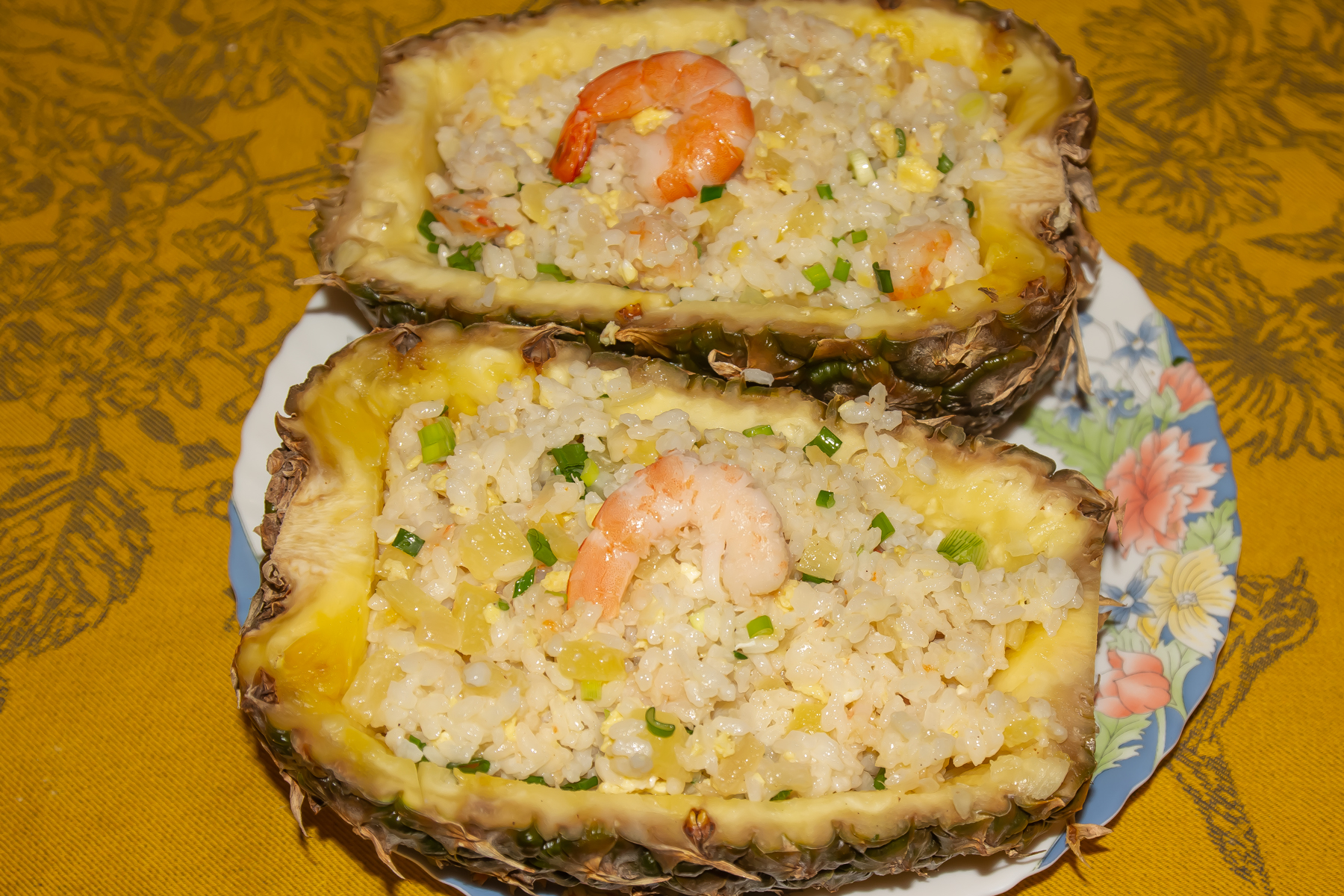 Тайский рис с креветками в ананасе