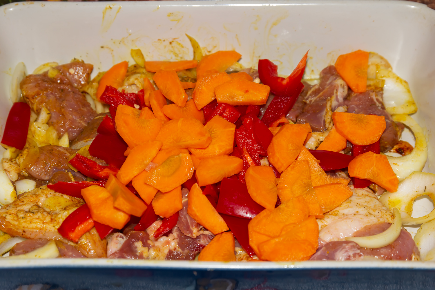 Морковь и болгарский перец  для рецепта свинина с овощами в духовке