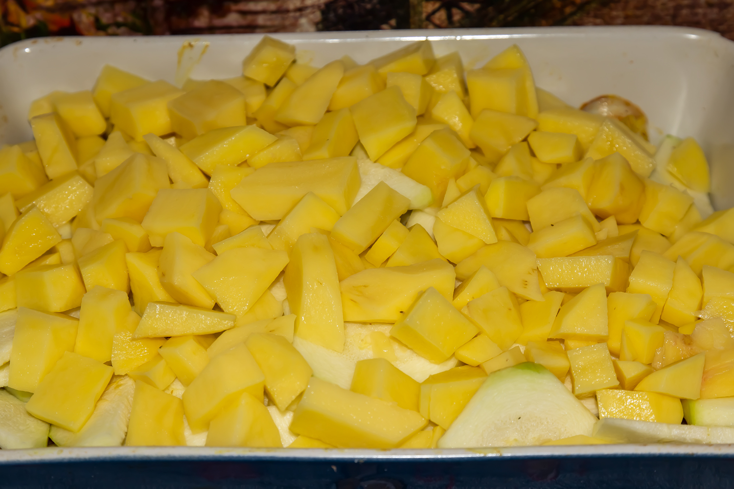 Лук и картофель  для рецепта свинина с овощами в духовке